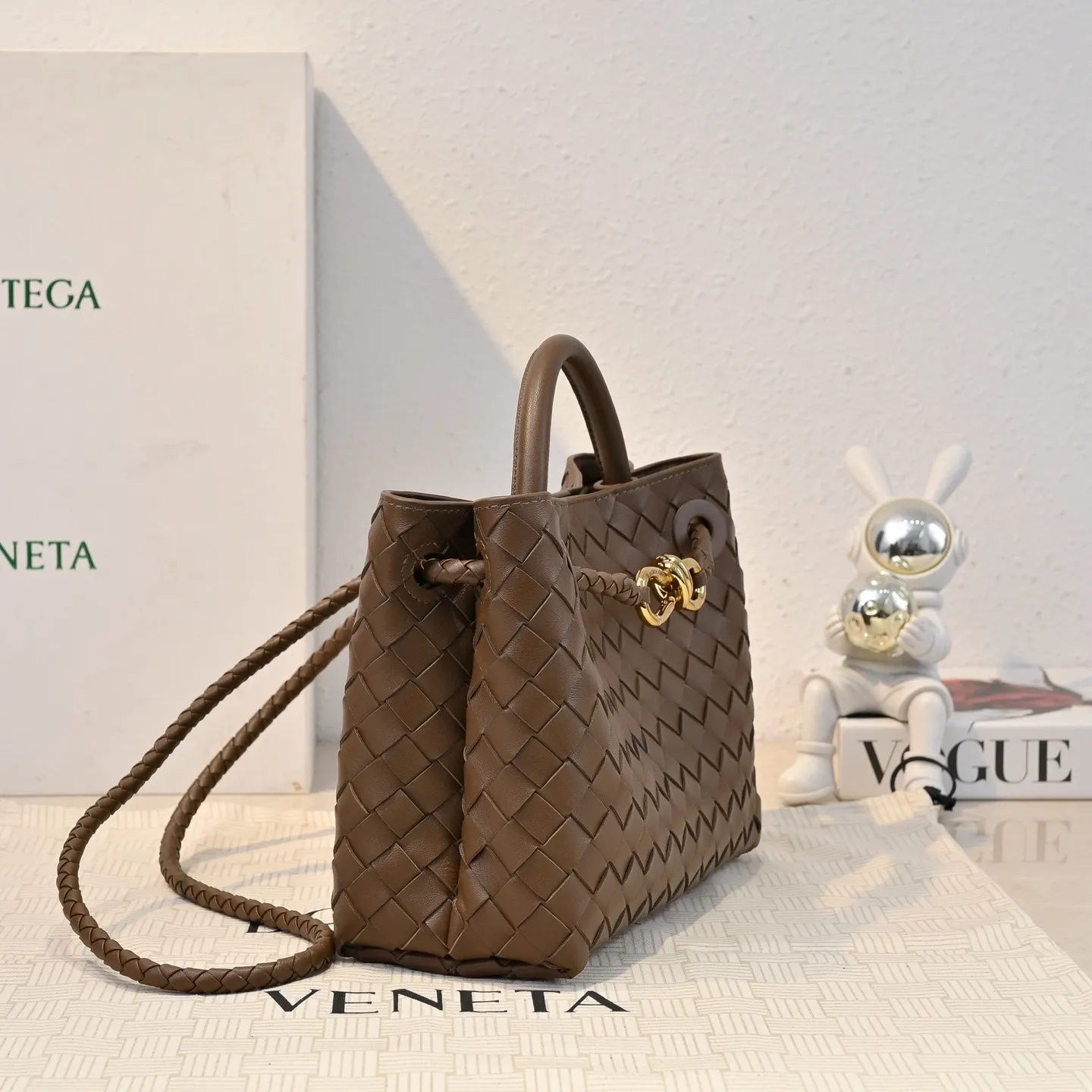 Batch 1860 B's spring and summer new style continues the brand's woven pattern style with detailed metal knot switch buckles. This time, the shoulder straps are also made into tube weaving, showing different craftsmanship. The carrying method is changeable to create more different styles. Intrecciato woven leather small handbag, equipped with sliding crossbody strap. Internal compartments, including 1 zipper pocket and 2 open pockets. Magnetic buckle closure. Size: 25*20*10cm Model: 7463#